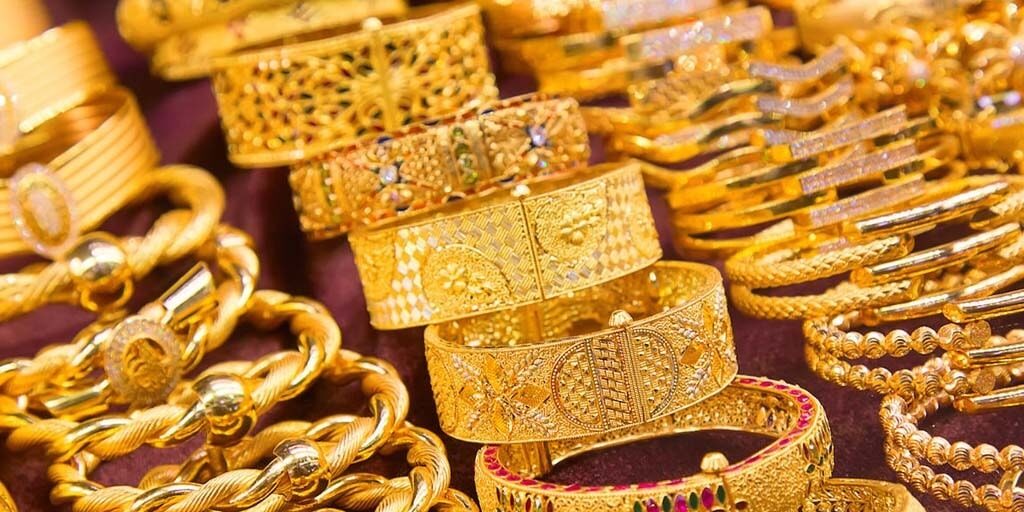 Gold rises as Omicron fears offset strength in dollar 1