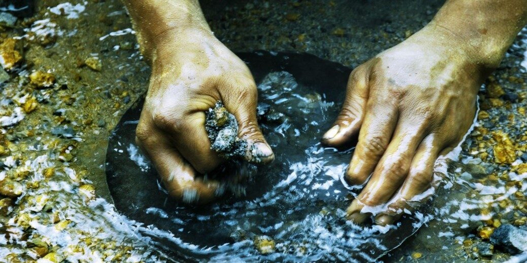 Gold mining firms should cooperate more with artisanal miners, WGC says 1