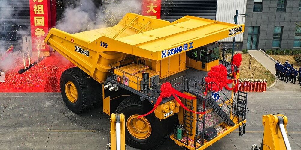 XCMG builds “world’s largest” 400 t XDE440 mining truck for Zijin Mining and China Minmetals 1