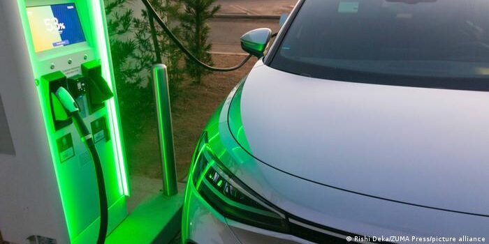 6.6 million electric cars sold in 2021, tensions over raw materials are the risk factors for this sector 1