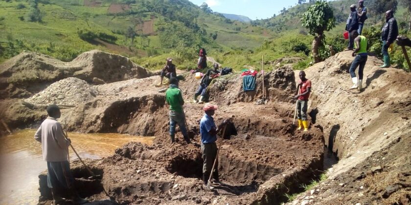 artisanal_mining_site_in_eastern_congo