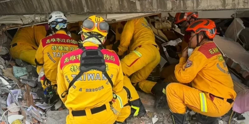 Taiwan rescuers Races Against Time to Rescue Trapped Miners and Tourists After Devastating Earthquake 5