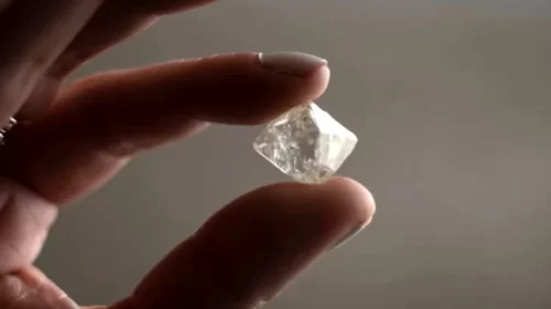 De Beers Cuts Diamond Prices Sharply as Industry Crisis Forces Market Reset 1