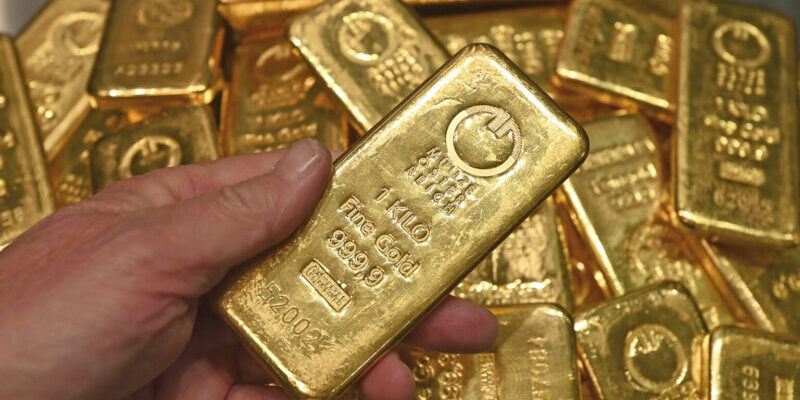 Gold price rises 2.4% as investors seek safety amid US economic and geopolitical uncertainties 10
