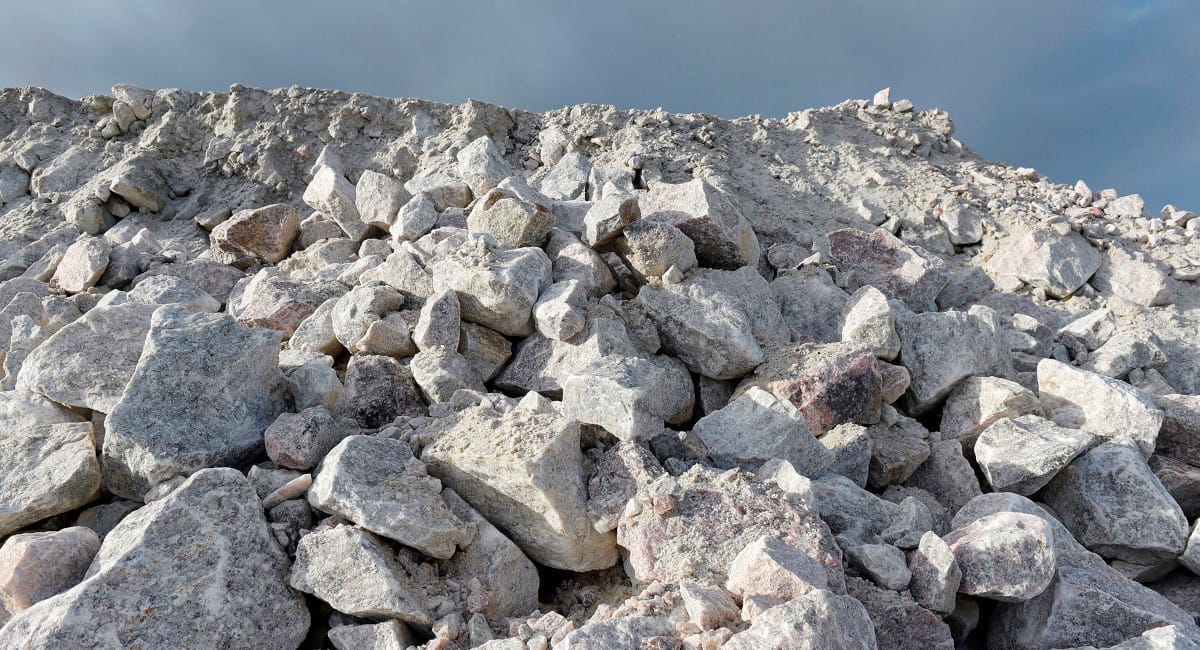 Zimbabwe Lithium Producer Suspends Operations Amid Ownership and Financial Disputes 1